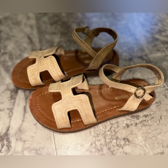 Steve Madden Little Girls Jharrlow Flat Sandals size 2 - Picture 2 of 9